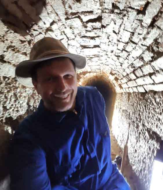 Bertraum Tauscheck in einem Steintunnel